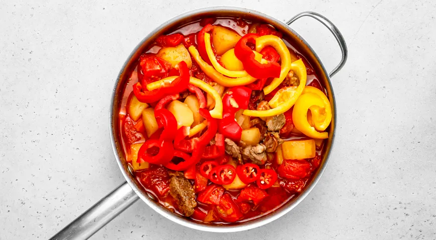 Баранина с картошкой и овощами на сковороде