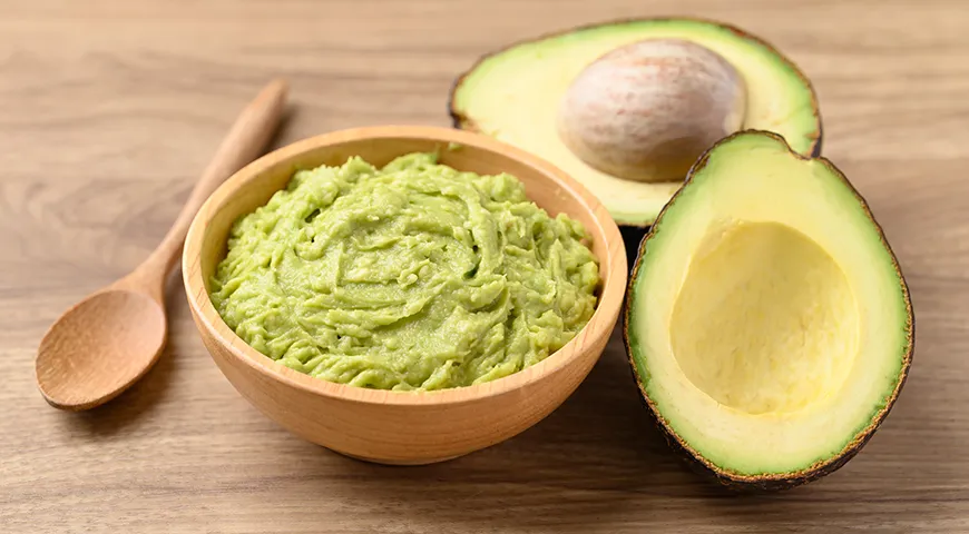 Пюре из авокадо заменяет сливочное масло в пропорции 1:1, придавая выпечке влажность и плотную текстуру