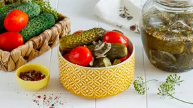 Ассорти из помидоров и огурцов на зиму