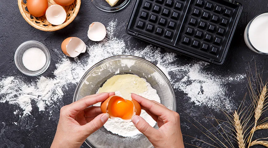 Для связки в тесто для ПП-вафель обычно добавляют яйцо