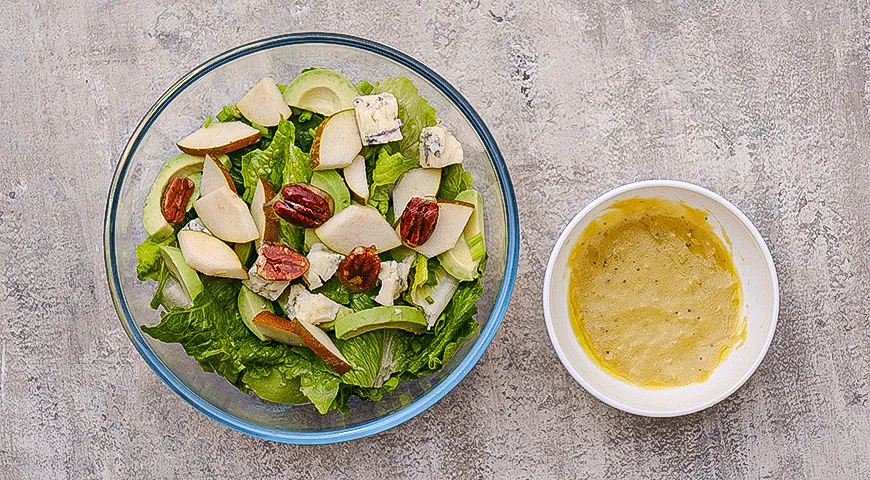 Салат с грушей и голубым сыром