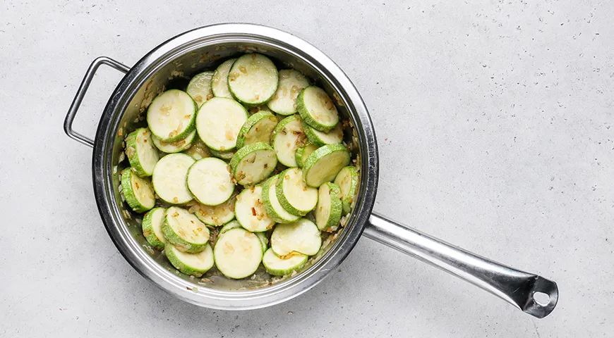 Тушеные кабачки с помидорами