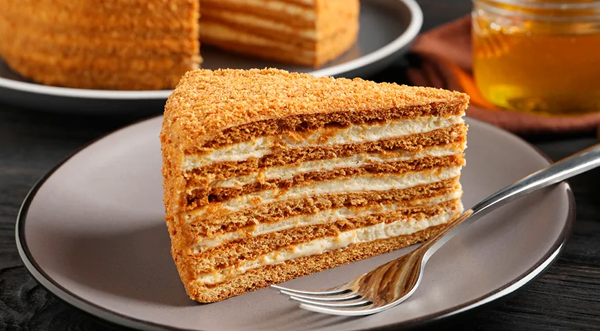 Свежий торт «Медовик» пахнет медом, сливками и ванилью
