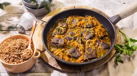 Свиная печень с луком на сковороде