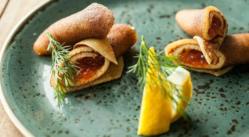 Блины на сметане с красной икрой