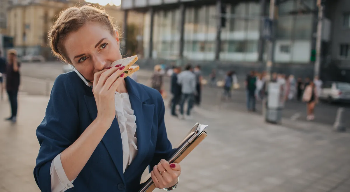 Почему вредно есть на ходу — рассказала врач