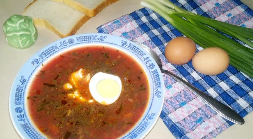 Свекольный суп с щавелем