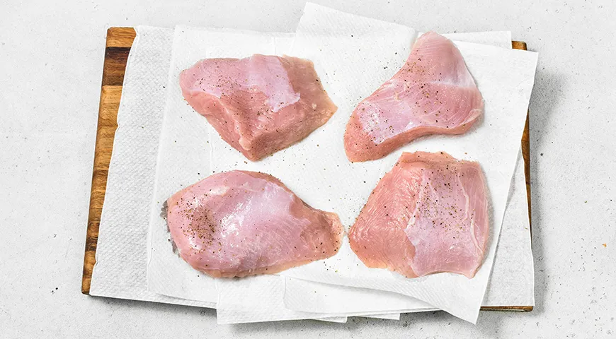 Индейка с ананасами под сыром в духовке