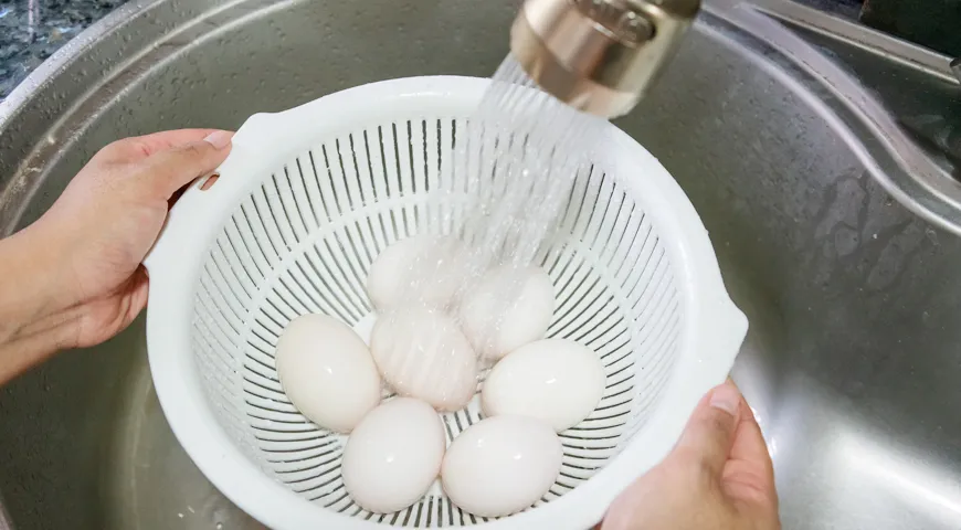 Перед приготовлением и окраской яйца обязательно нужно помыть