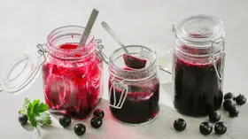 Желеобразное варенье из черной смородины на зиму