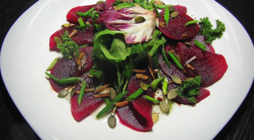 Свекольный микс-салат с рукколой и тыквенными семенами 