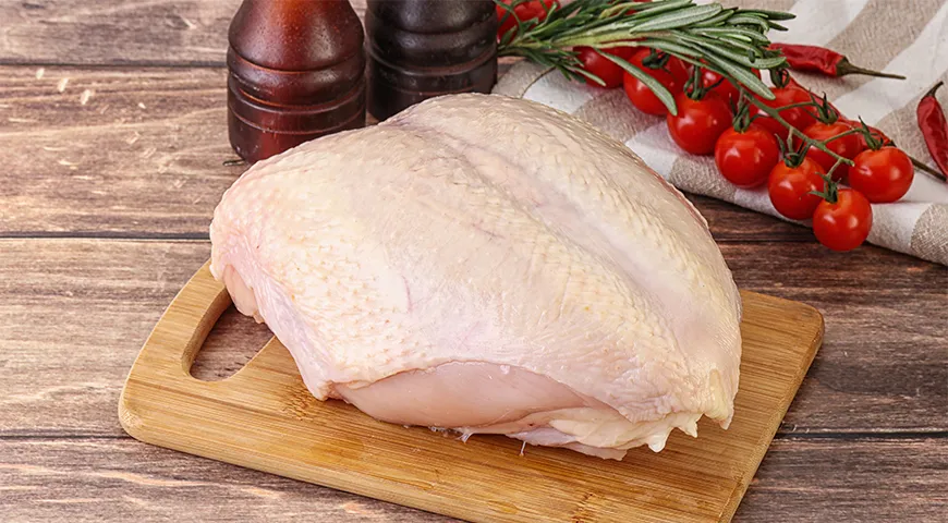 За счет кожи и косточки в курином филе сохраняется больше сочности