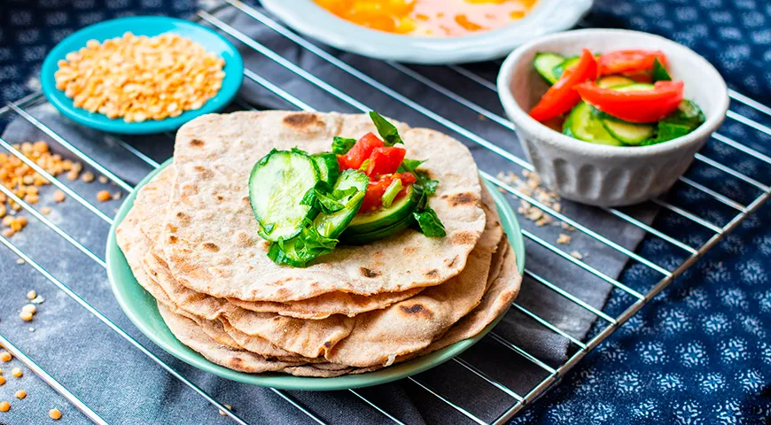 Свежие салаты с огурцами и лимонным соком подчеркивают простоту лепешки роти