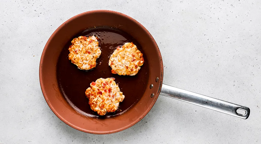 Рубленные куриные котлеты с помидорами