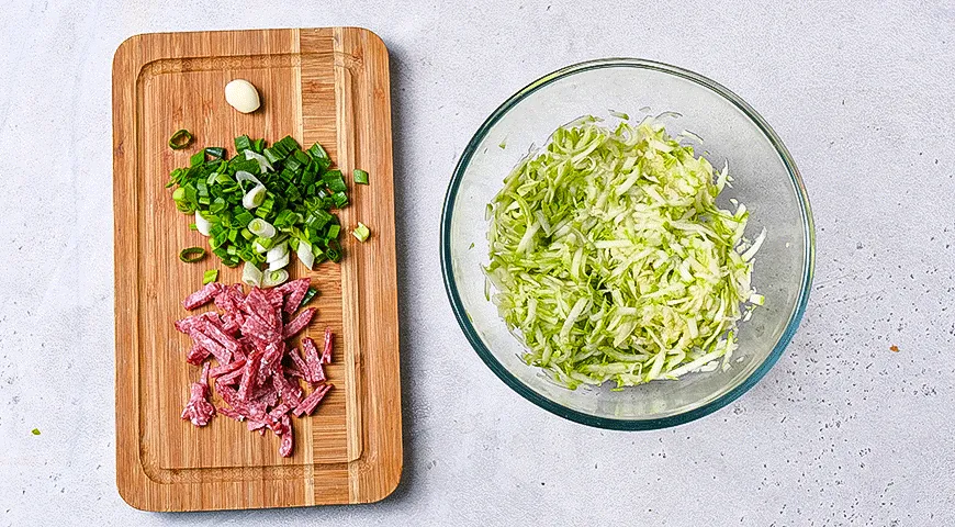 Оладьи из кабачков с сыром и салями