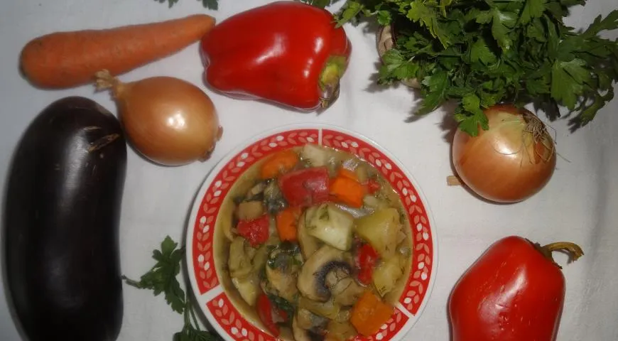Овощное рагу со сладким перцем и томатами