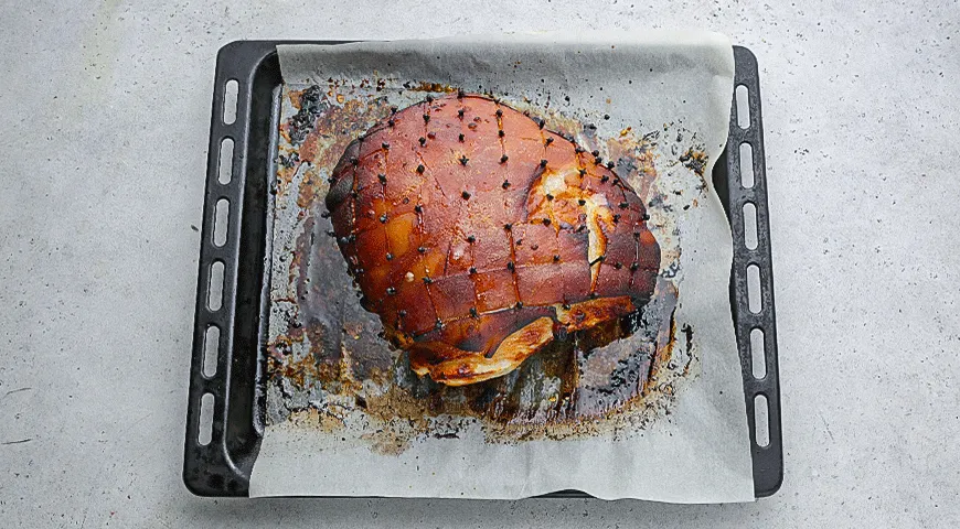 Глазированный окорок с пряной ананасовой сальсой