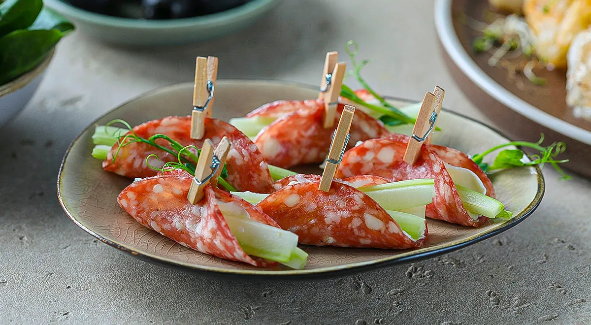 Закуска из сыровяленой колбасы с творожным сыром и сельдереем