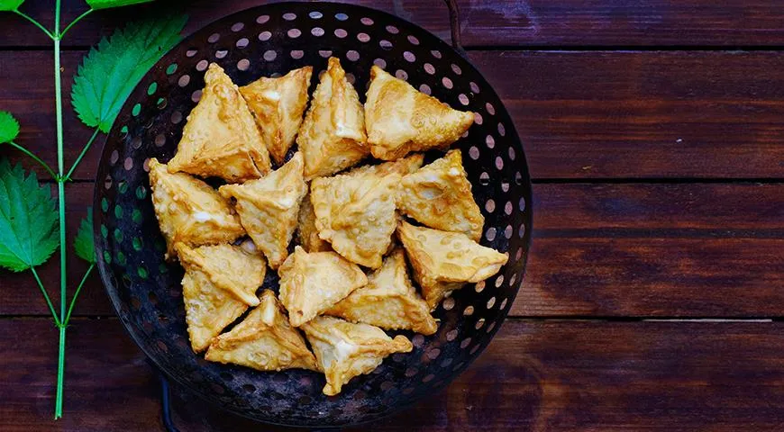 Самоса с картофелем и зеленью