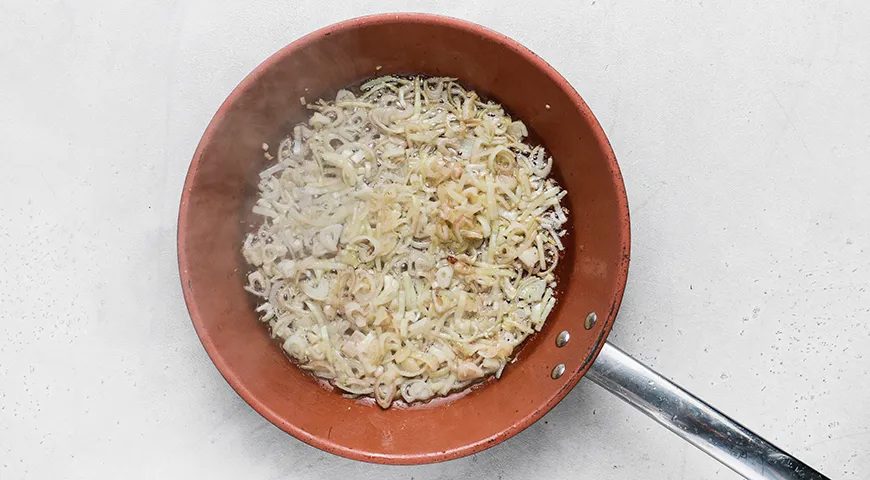 Цветная капуста с яйцом и сыром на сковороде