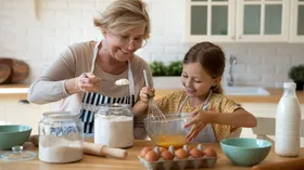 Назван самый недооцененный ингредиент для зимней выпечки — а с ним все получается полезнее и вкуснее