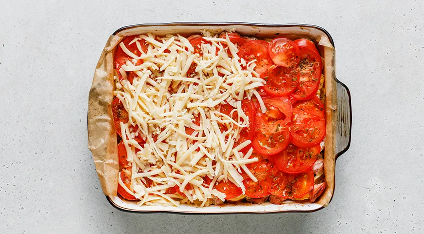 Картошка, запеченная с сосисками, помидорами и сыром