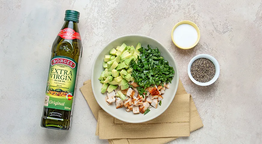 Свекольные блинчики с курицей и салатом из авокадо