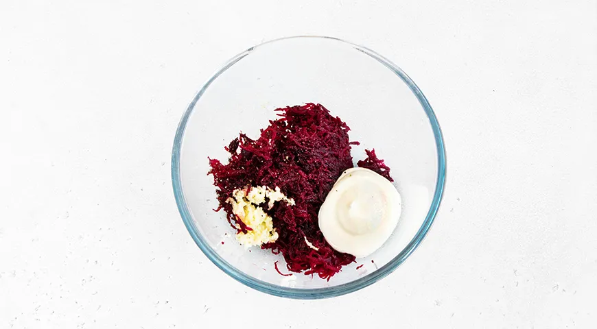 Яйца, фаршированные свеклой и сельдью