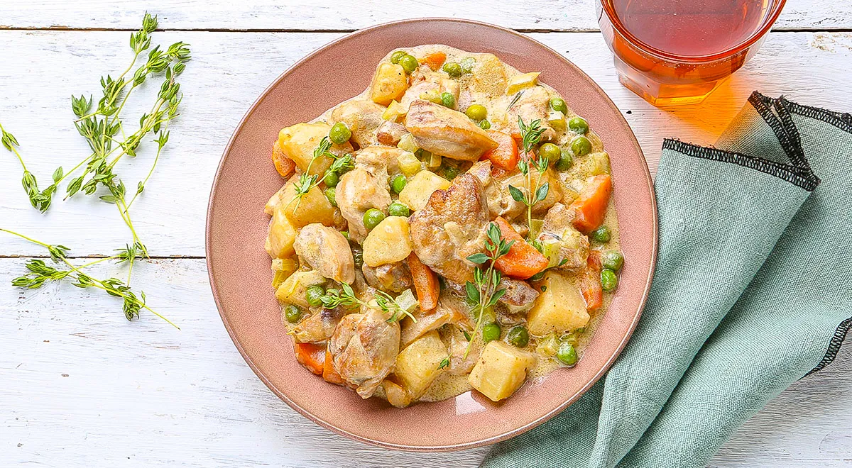 Сливочное рагу из курицы с овощами