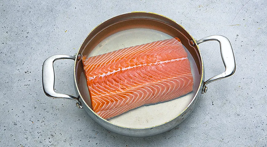 Лосось в розовом вине