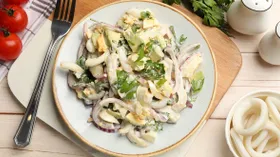 11 рецептов салатов с кальмарами и яйцом: с огурцом, рисом, сыром и креветками