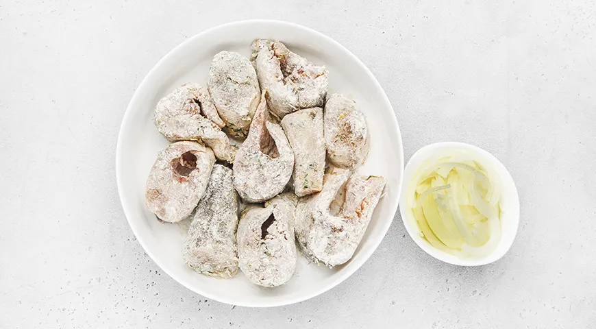 Судак с луком на сковороде