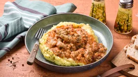 Гуляш из курицы с подливкой на сковороде