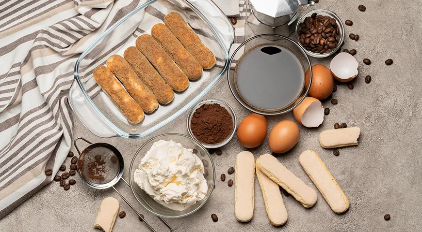 Печенье савоярди, маскарпоне, крепкий кофе и куриные яйца — все, что нужно для приготовления тирамису