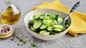 Салат из огурцов с мятой и лимоном