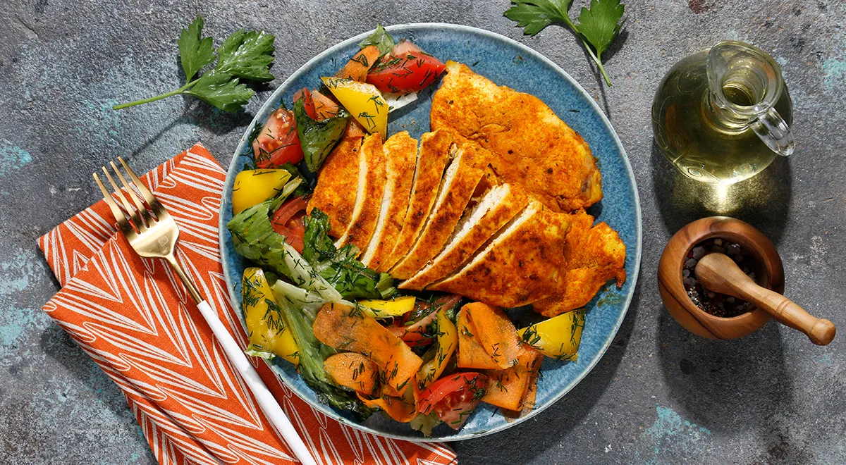 Кусочки жареной куриной грудки должны быть целыми, поверхность — гладкой, без рваных краев и потеков