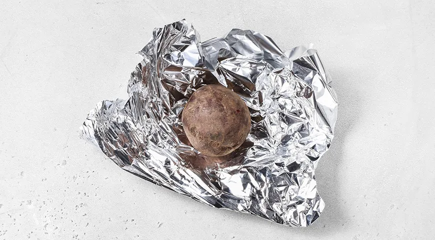 Дрожжевые пирожки со свеклой и яблоками на сковороде