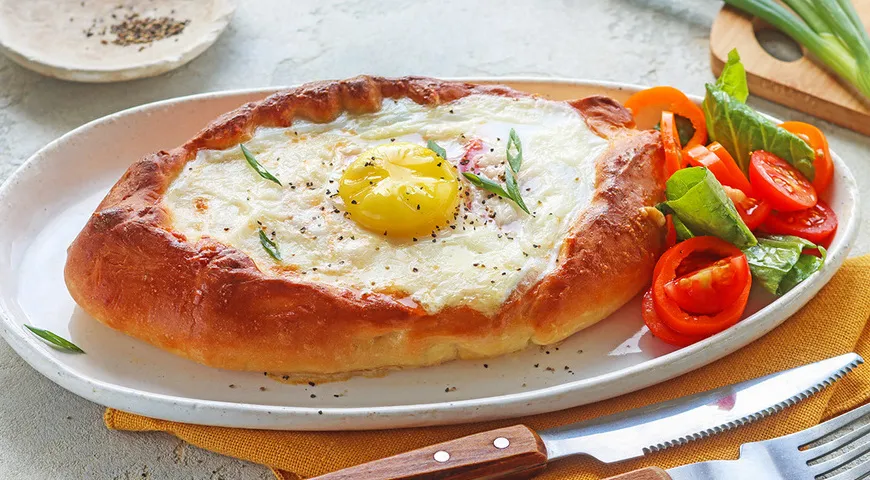 Пиде с сыром, томатами и яйцом