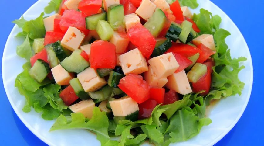 Салат из овощей с сыром