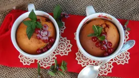 Пряные томатные кексы с красной смородиной