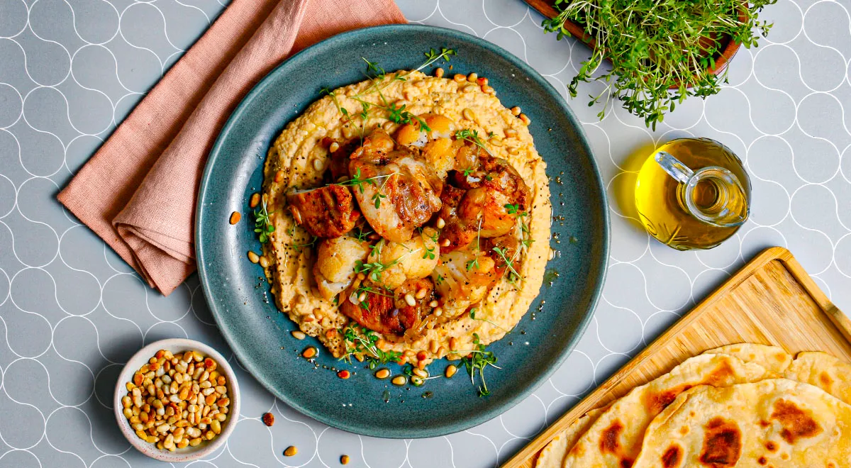 Горячий хумус с курицей и цветной капустой