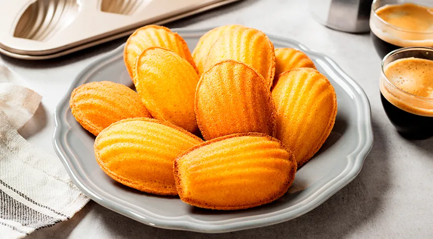 Нежное бисквитное печенье мадлен стало символом непроизвольного пробуждения воспоминаний о счастливом детстве