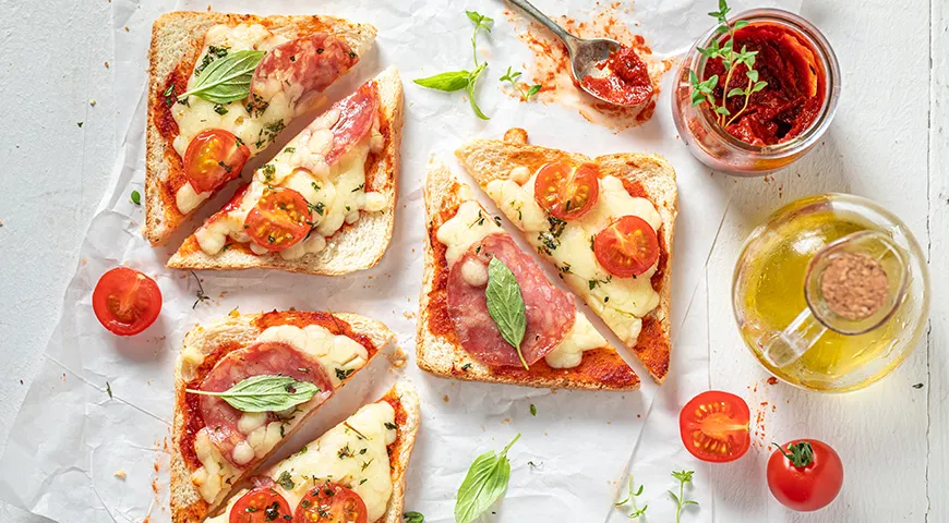 Пицца-тост с помидорами и салями