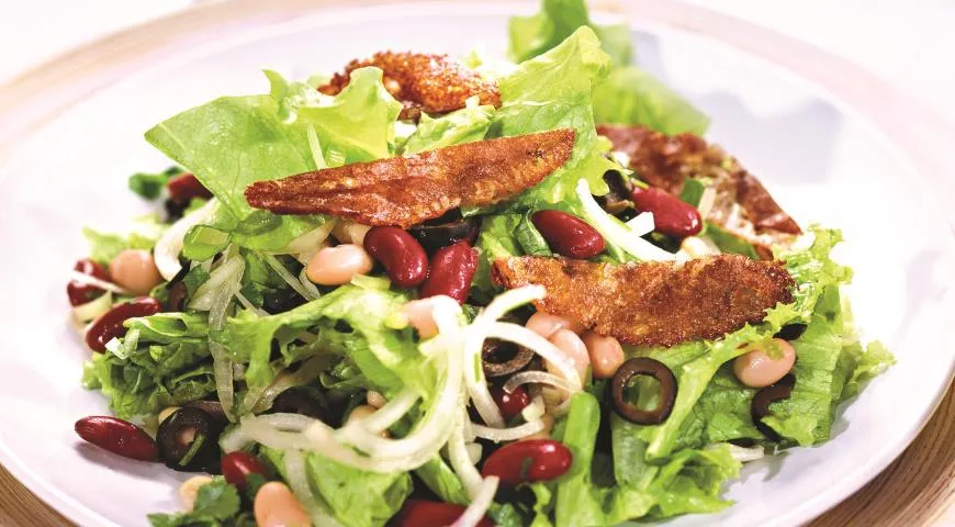 Салат с красной фасолью и сулугуни