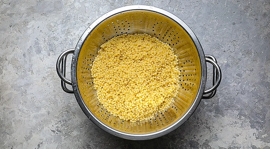 Куриный салат с пастой, ягодами и маковой заправкой