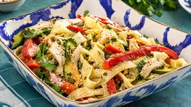 Салат «Янгелик» из домашней лапши с курицей