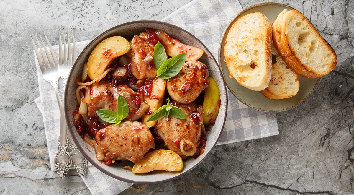 Свиная вырезка, тушенная с яблоками
