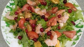 Свежий салат с королевскими креветками и лимонно-медовой заправкой