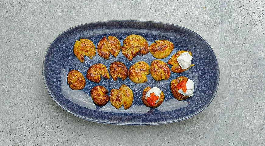 Хрустящий картофель с икрой и сметаной