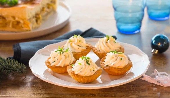 Тарталетки с щучьей икрой и сметанным муссом